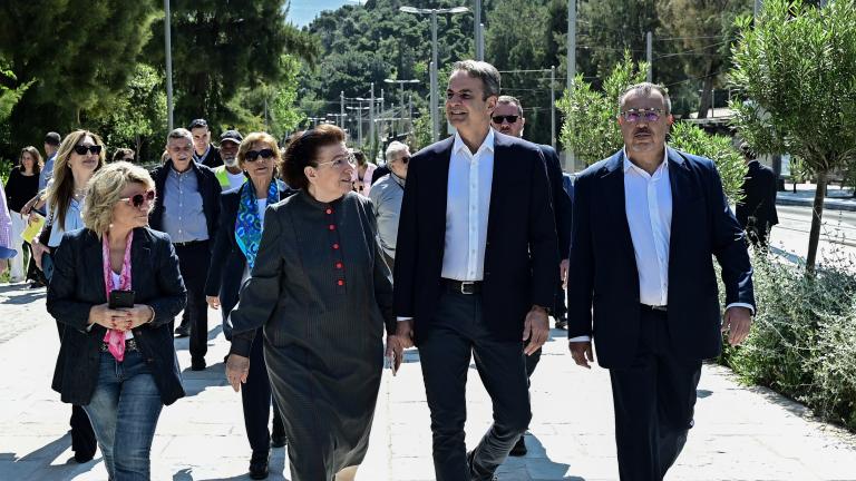 μητσοτακης και μενδωνη