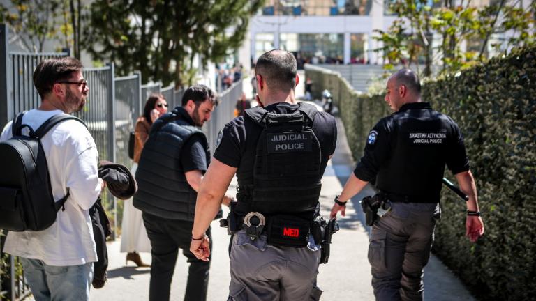 Επίθεση 89χρονου στον ΕΦΚΑ: «Απειλούσε ότι θα σκοτώσει», καταγγέλλει η ανιψιά του - Έρευνες για τον εντοπισμό του