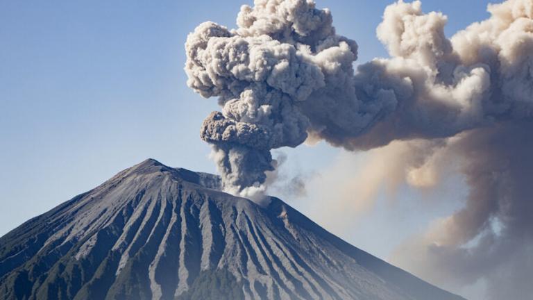 Ιαπωνία: «Ξύπνησε» το ηφαίστειο Σακουρατζίμα - Τεράστια σύννεφα τέφρας καλύπτουν τον ουρανό