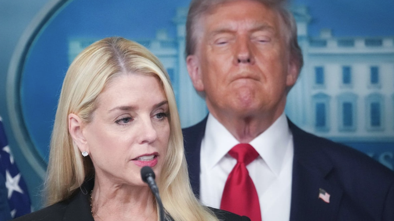 ΗΠΑ: Ο Τραμπ απέπεμψε την υπουργό Δικαιοσύνης Παμ Μπόντι, στη σκιά του σκανδάλου Έπστιν