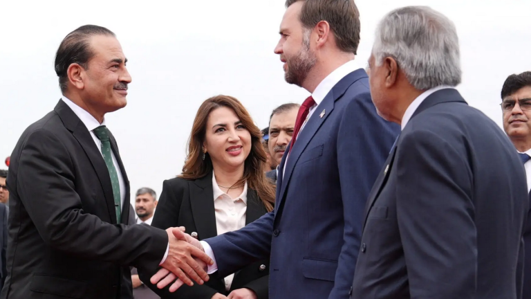 Ισλαμαμπάντ: Ολοκληρώθηκαν οι συναντήσεις Βανς και Γκαλιμπάφ με τον πρωθυπουργό του Πακιστάν