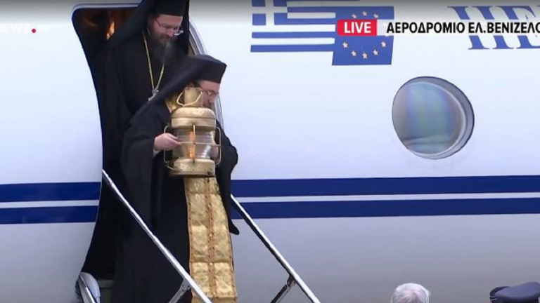 Έφτασε το Άγιο Φως στην Ελλάδα: Με τιμές αρχηγού κράτους η υποδοχή στο «Ελ. Βενιζέλος»