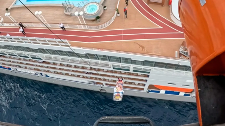 ΓΕΑ: Ελικόπτερο Super Puma σε αποστολή MEDEVAC από το κρουαζιερόπλοιο "Silver Muse" στα ανοικτά της Λήμνου