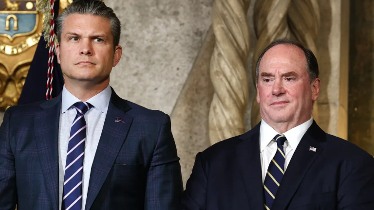 ΗΠΑ: Γιατί «παραιτήθηκε» ο υπουργός Πολεμικού Ναυτικού — Οι διαφωνίες με τον Χεγκσεθ