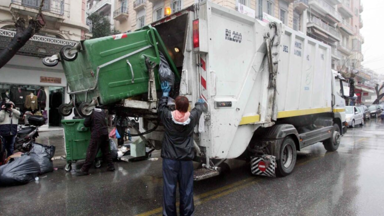 Θεσσαλονίκη: Άστεγος σώθηκε τελευταία στιγμή πρωτού συντριβεί σε πρέσα απορριμματοφόρου