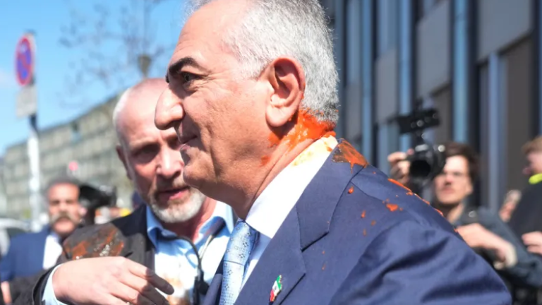 Διαδηλωτές στο Βερολίνο πέταξαν τοματοπολτό στον Ρεζά Παχλαβί