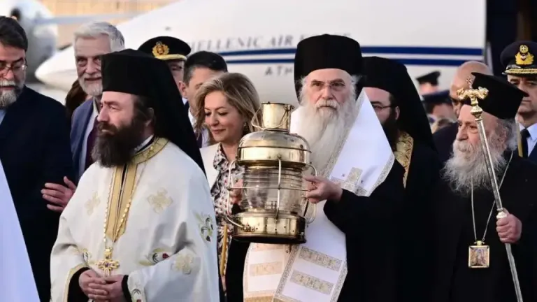 Άγιο Φως: Με ειδικές πτήσεις η μεταφορά του σε ολόκληρη την Ελλάδα – Δείτε τα δρομολόγια