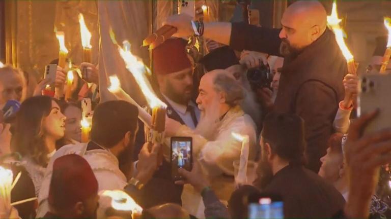 Ιερουσαλήμ: Σε κλίμα συγκίνησης η αφή του Αγίου Φωτός - Η μεταφορά του στην Ελλάδα
