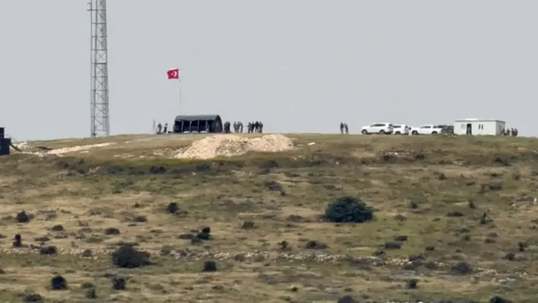 Επεισόδιο στην Πύλα της Κύπρου: «Κατέβασαν» τεθωρακισμένα και τοποθέτησαν τουρκική σημαία - Αυτοσυγκράτηση ζητά ο ΟΗΕ