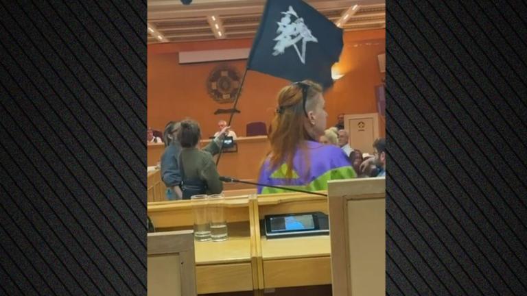 αναρχικοι στο δημοτικο συμβουλιο αθηνας