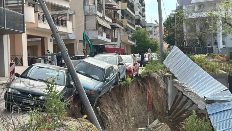 Θεσσαλονίκη: Υποχώρησε δρόμος κατά τη διάρκεια εργασιών και «κατάπιε» αυτοκίνητο