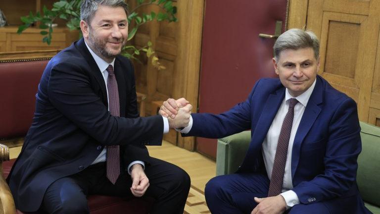 Στο ΠΑΣΟΚ προσχώρησε ο ευρωβουλευτής Νικόλας Φαραντούρης