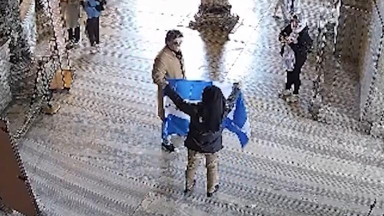 Τουρκία: Συνελήφθησαν δύο άτομα που άνοιξαν σημαία με θρησκευτικό σύμβολο μέσα στην Αγία Σοφία