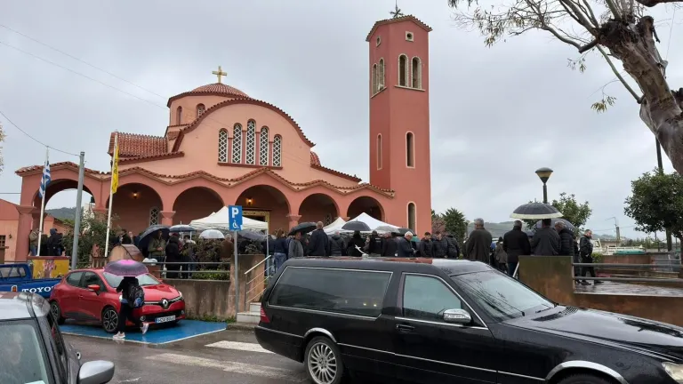 Δαφνές Ηρακλείου: Θρήνος στην κηδεία της αδικοχαμένης Ελευθερίας Γιακουμάκη