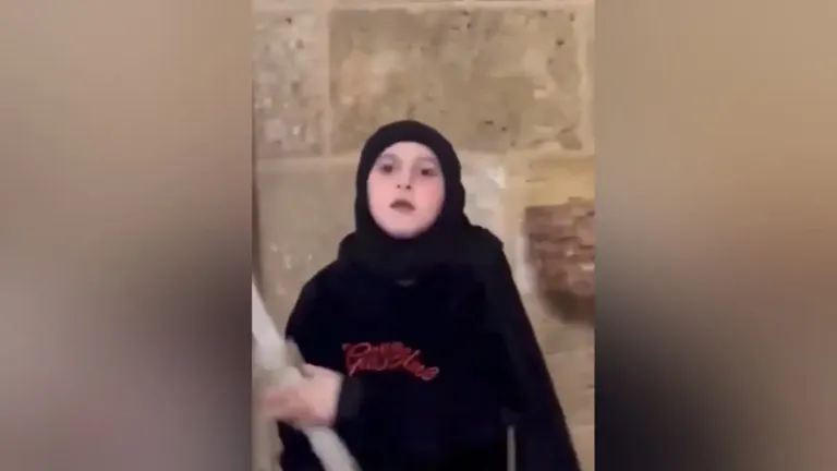 Λίβανος: Συγκινεί η μικρή μουσουλμάνα που χτυπά καμπάνα εκκλησίας στέλνοντας μήνυμα ενότητας εν μέσω πολέμου