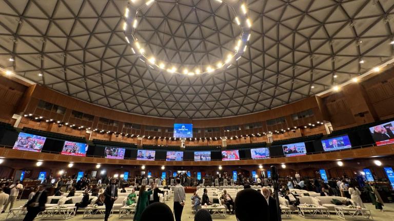 Μέλη των μέσων ενημέρωσης εργάζονται σε κέντρο μέσων ενημέρωσης που έχει διαμορφωθεί για την κάλυψη των συνομιλιών ΗΠΑ-Ιράν, στην Ισλαμαμπάντ του Πακιστάν, Σάββατο, 11 Απριλίου 2026.