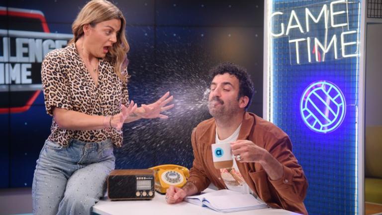 Ο Τάσος Δέδες στο Allwyn Game Time περιγράφει αγώνα της ΑΕΚ και υποδύεται τον Θανάση Βέγγο