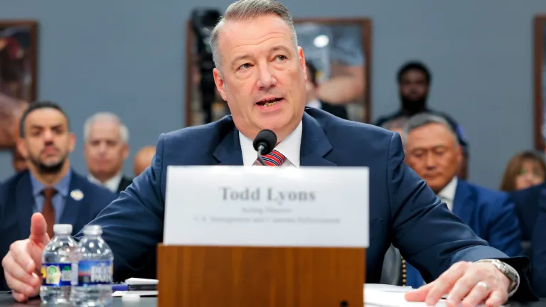 ΗΠΑ: Αποχωρεί ο επικεφαλής της Υπηρεσίας Μετανάστευσης (ICE) Τοντ Λάιονς