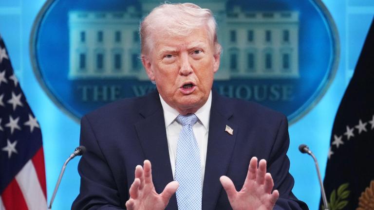 Νέα σκληρή προειδοποίηση Τραμπ για το Ορμούζ: «Οποιοδήποτε ιρανικό πλοίο πλησιάσει θα εξολοθρευτεί»