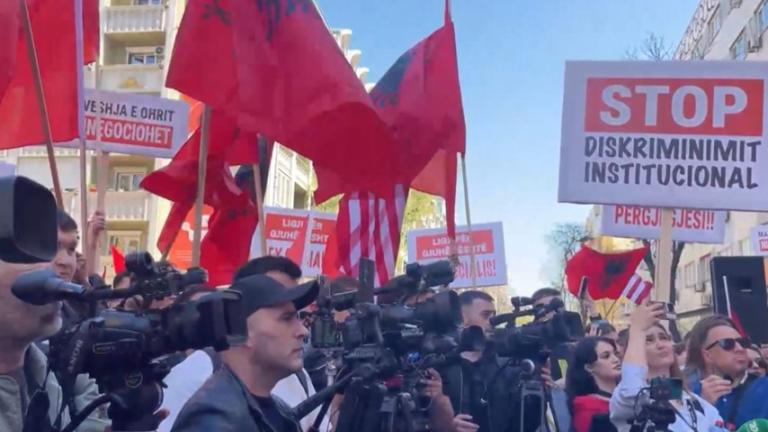 Σκόπια: Μαζική πορεία Αλβανών φοιτητών με σημαίες και συνθήματα υπέρ του UCK για τη γλώσσα των δικηγορικών εξετάσεων