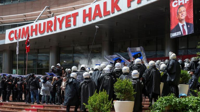 αστυνομικη επεμβαση στα γραφεία του CHP