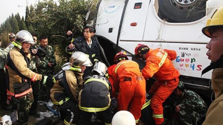 13 νεκροί από σφοδρή σύγκρουση υπερφορτωμένου μίνι μπας με φορτηγό