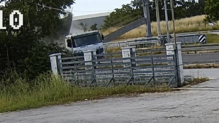 Φορτηγό ξήλωσε μεταλλική γέφυρα σήμανσης και καρφώθηκε σε μάντρα αυτοκινήτων