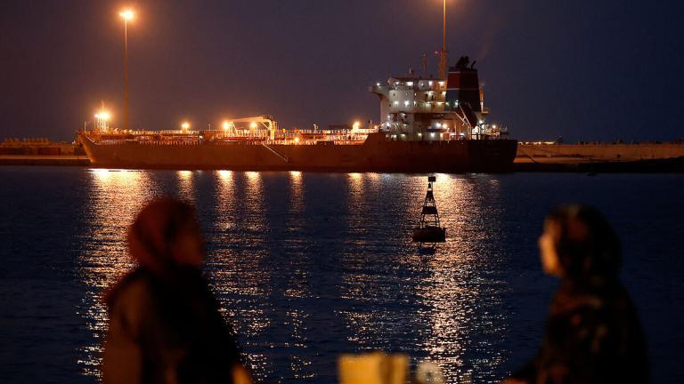 Η Τεχεράνη απαιτεί από όλα τα διερχόμενα πλοία να ακολουθούν αποκλειστικά έναν συγκεκριμένο «διάδρομο» που η ίδια έχει ορίσει, ξεκαθαρίζοντας πως οποιαδήποτε απόκλιση από αυτή τη διαδρομή θα θεωρηθεί μη ασφαλής και θα αντιμετωπιστεί με δυναμικά μέσα.