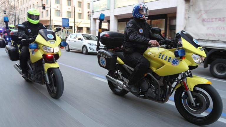 Σκηνές έντασης εκτυλίχθηκαν χθες το βράδυ στη Νεάπολη Θεσσαλονίκης, όταν πλήρωμα του ΕΚΑΒ δέχθηκε αναίτια επίθεση από έναν 69χρονο την ώρα που επιχειρούσε να του προσφέρει τις πρώτες βοήθειες.