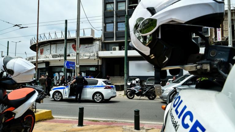 Πανικός στην Καλλιθέα: 58χρονος πυροβόλησε εργαζόμενη με όπλο τύπου «ούζι» — Τι εξετάζουν οι Αρχές