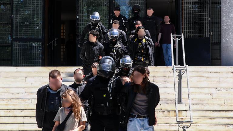 προσαχθεντες