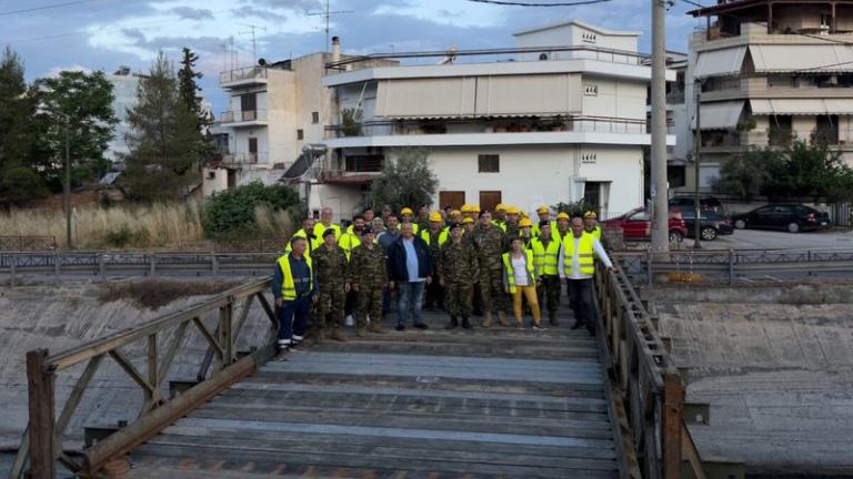 ΓΕΕΘΑ/ΔΙΚΑΦΚΑ: Μέσα σε ένα βράδυ το 725 ΤΜΧ τοποθέτησε πεζογέφυρα τύπου Bailey στον Κηφισό 