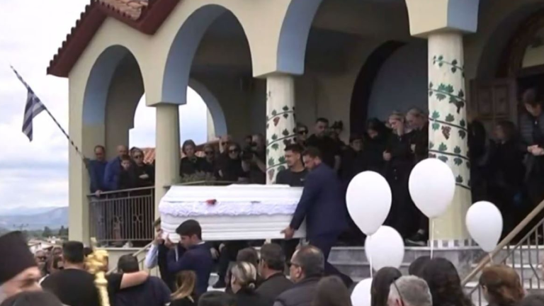 Μακρίσια Ηλείας: Σε κλίμα οδύνης η κηδεία του 13χρονου που σκοτώθηκε με πατίνι