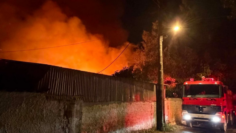 Καλαμάτα: Μεγάλη φωτιά σε επιχείρηση κατασκευής φερέτρων - Κινητοποίηση της Πυροσβεστικής