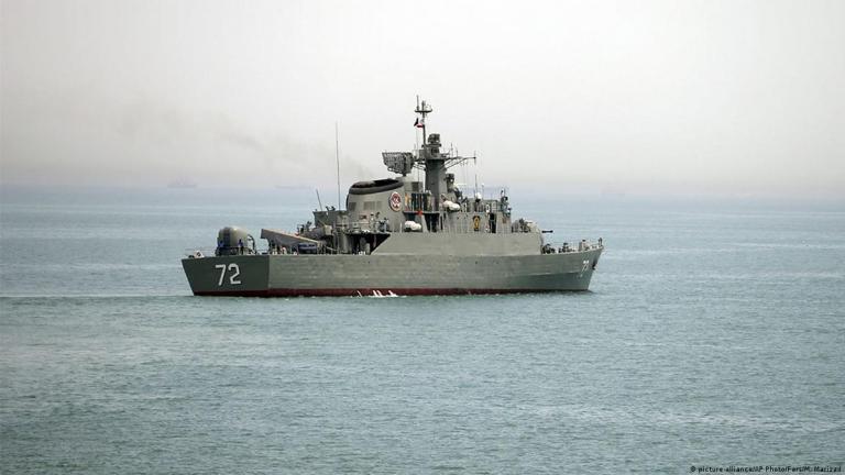 Fars: Αμερικανικό πολεμικό πλοίο χτυπήθηκε από πυραύλους ενώ επιχειρούσε να εισέλθει στο Ορμούζ 