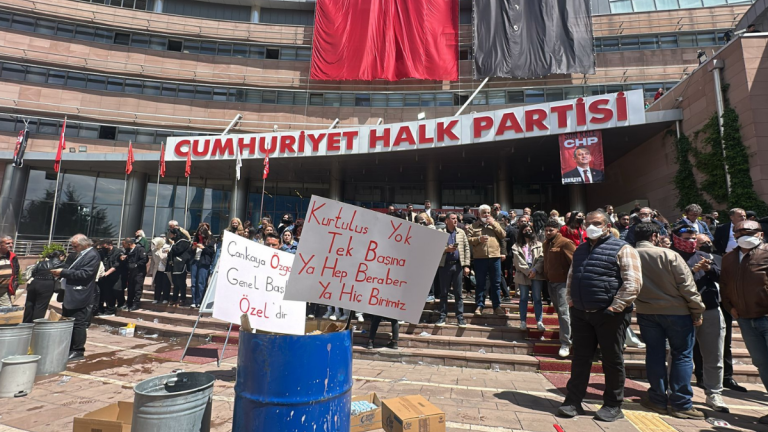 Τουρκία: Βίαιη εισβολή της αστυνομίας στα κεντρικά του CHP με χημικά και πλαστικές σφαίρες