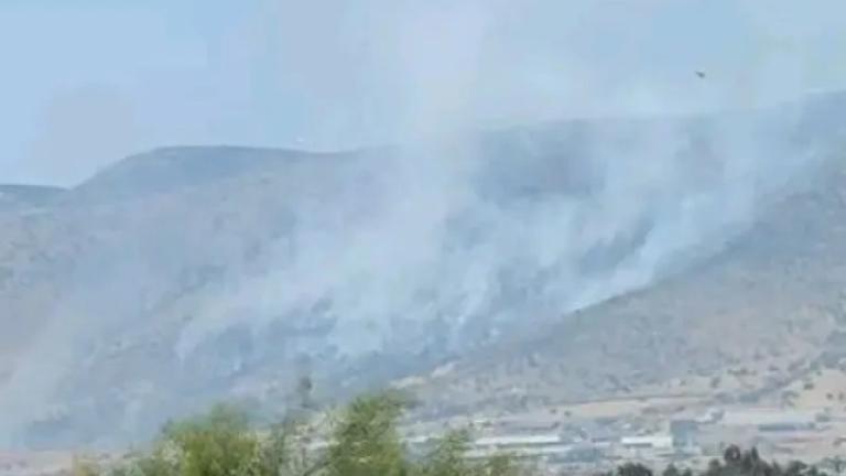 Μεγάλη φωτιά στον Ασπρόπυργο: Επιχειρούν πάνω από 100 πυροσβέστες και 5 ελικόπτερα