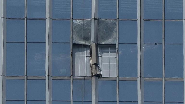 Πεκίνο: Μονοκινητήριο αεροσκάφος προσέκρουσε στον ψηλότερο ουρανοξύστη της πόλης – Ένας νεκρός και 13 τραυματίες