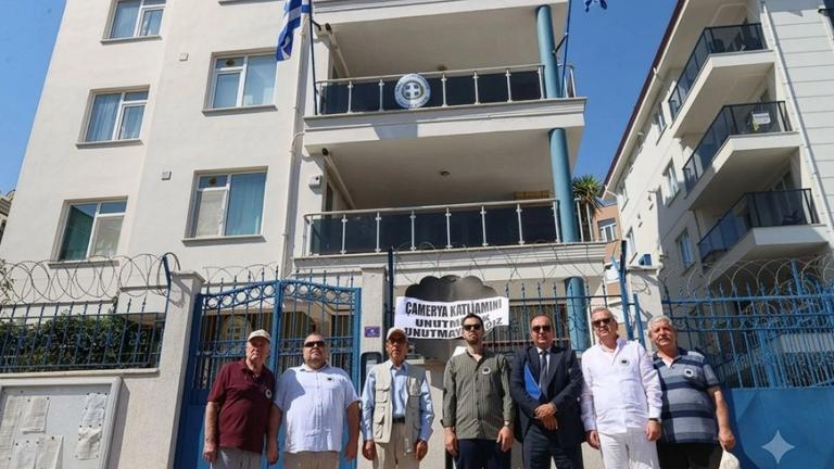 Προκλητική κινητοποίηση έξω από ελληνικά προξενεία στην Τουρκία με αιχμή το «Τσάμικο» και τη Θράκη