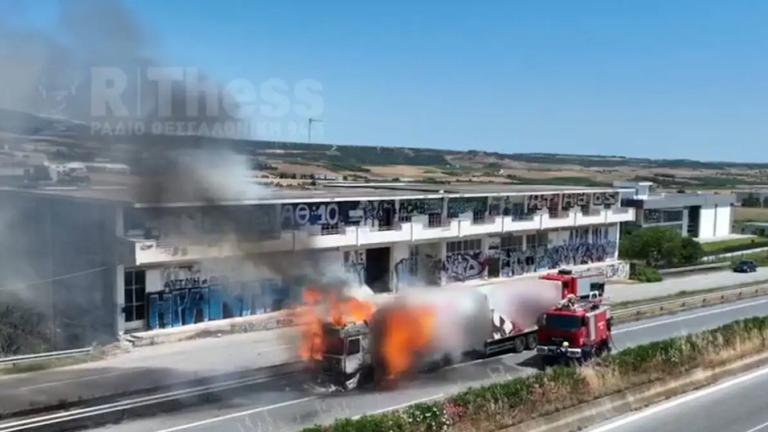 Φωτιά σε νταλίκα στη Μουδανιών – Θεσσαλονίκης, ακούστηκαν εκρήξεις: Δείτε βίντεο