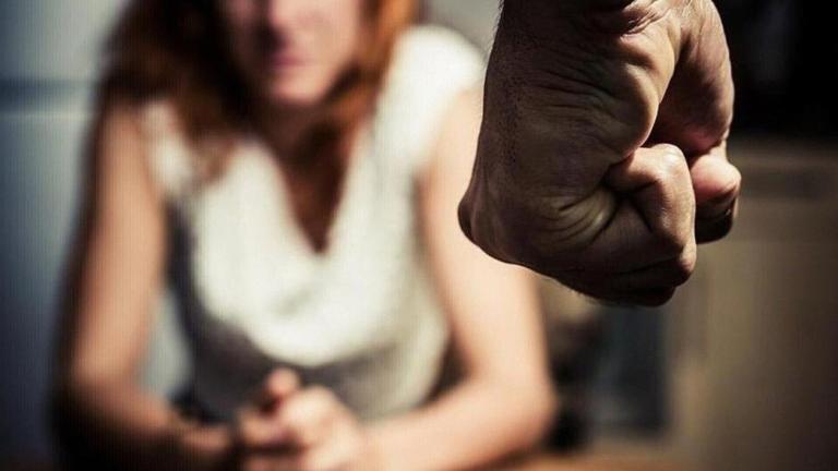ΞΥΛΟΚΟΠΗΣΕ ΤΗ ΜΗΤΕΡΑ ΤΟΥ