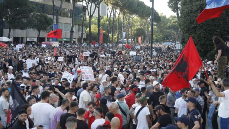 Αλβανία: Κλιμακώνονται οι μαζικές διαδηλώσεις κατά του πολυτελούς τουριστικού θερέτρου Κούσνερ 