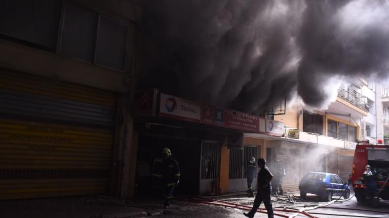 Φωτιά σε συνεργείο αυτοκινήτων στη Θεσσαλονίκη