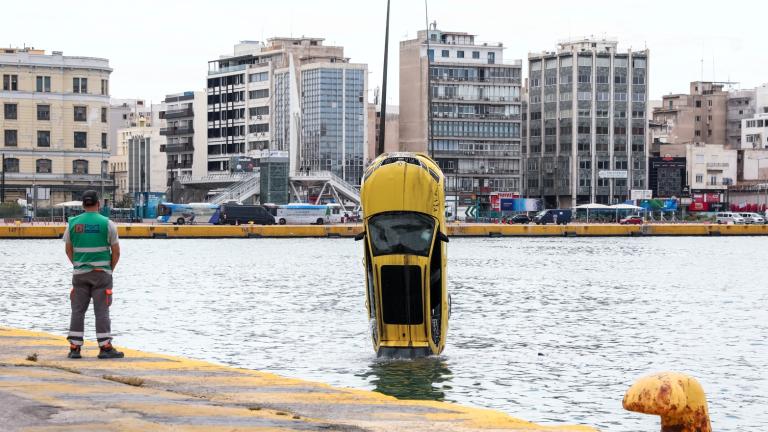 Τραγωδία στο λιμάνι του Πειραιά: Νεκρός ο οδηγός του ταξί που έπεσε στη θάλασσα