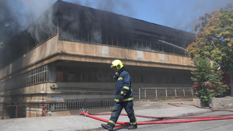 Μεγάλη φωτιά σε εργοστάσιο στο Αιγάλεω – Κατέρρευσε τμήμα της οροφής, δεν υπήρξαν τραυματισμοί