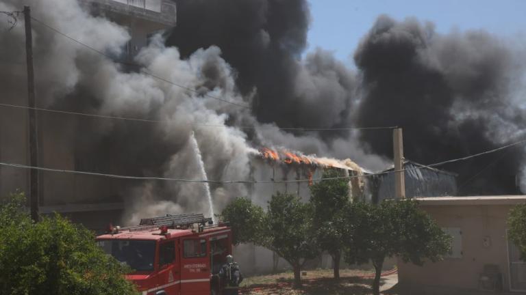 Ηράκλειο Κρήτης: Πυρκαγιά σε εργοστάσιο στον Άγιο Ιωάννη Χωστό – Μήνυμα από το 112