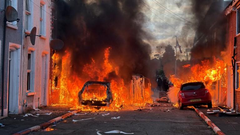 Χάος στη Βόρεια Ιρλανδία: Άγρια επίθεση με μαχαίρι από αιτούντα άσυλο πυροδότησε εμπρησμούς και επιθέσεις σε σπίτια μεταναστών