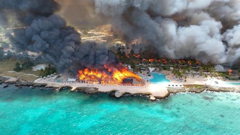 Δομινικανή Δημοκρατία: Μια νεκρή και 1.700 τουρίστες εσπευσμένα εκτός ξενοδοχείου μετά από μεγάλη πυρκαγιά