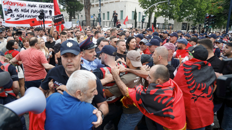 Αλβανία: Τέταρτη νύχτα διαδηλώσεων στα Τίρανα για το τουριστικό σχέδιο Κούσνερ — «Έντι Ράμα παραιτήσου!»