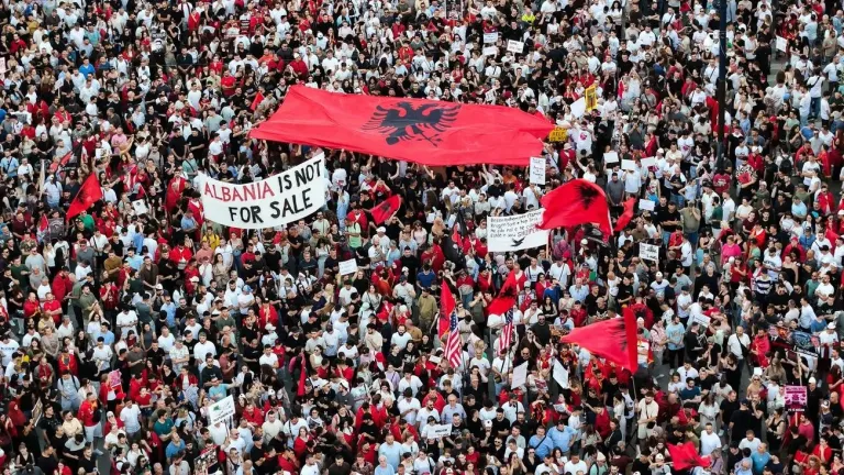 Για 13η ημέρα στους δρόμους οι πολίτες στα Τίρανα – Στο στόχαστρο η κυβέρνηση Ράμα